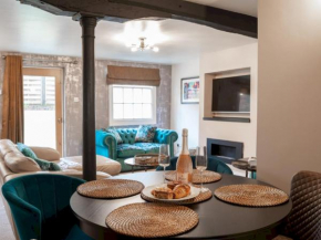 Pass the Keys Castle St Spacious city centre 2 bed townhouse with parking